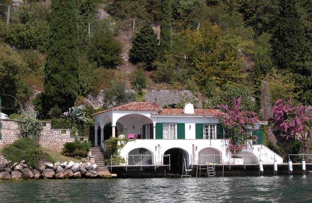 Elegant villa directly on the lake