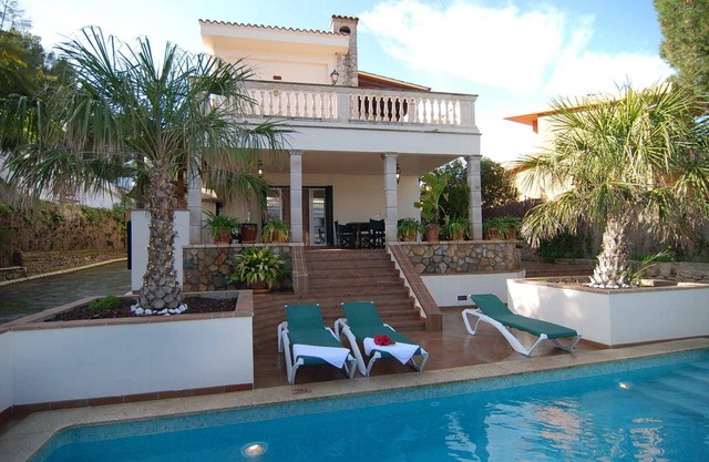 Elegant Villa with private pool and BBQ. Only 100 m. from sandy beach. Wifi zone