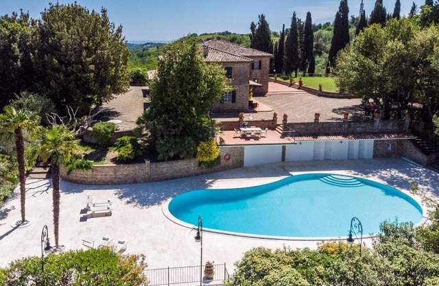 Elegant Villa Letizia with private pool and beautiful panoramic view over the Marche region, just 7