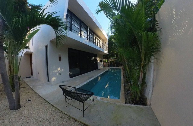 Elegant Villa w/private pool & BBQ patio in fantastic Tulum AC, wifi.