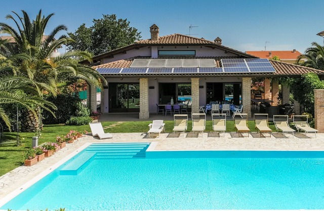 Elegant Villa with pool with whirlpool area, located in San Costanzo, only 5 km from the sea