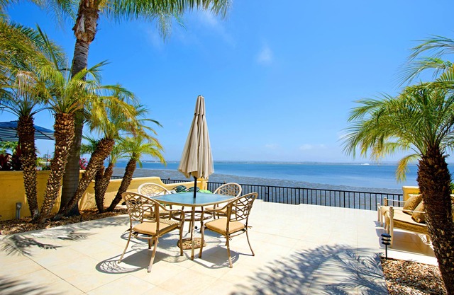 Elegant Waterfront Condo with Free High Speed Internet and Central Heating/AC