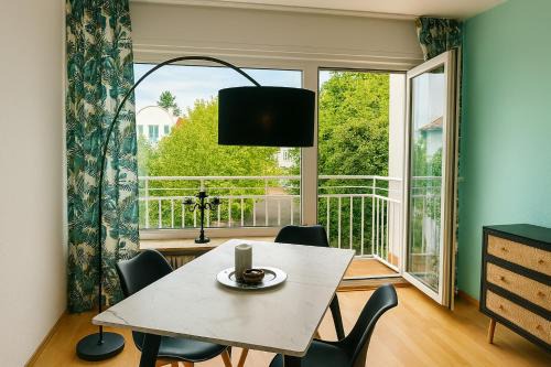 Elegante Designwohnung mit Balkon 15min Airport und Parken