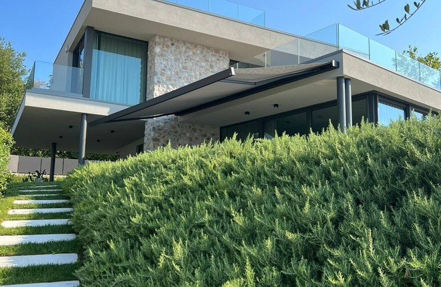 Elegante Luxusvilla mit Pool und Spektakulärer Aussicht auf den Gardasee