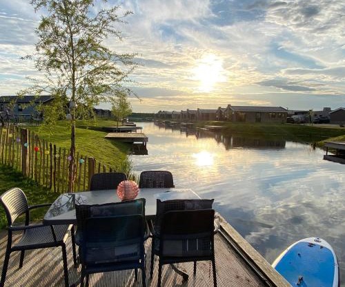Elegantes Chalet am Wasser mit Steg Klimaanlage Ferienhaus am See Niederlande