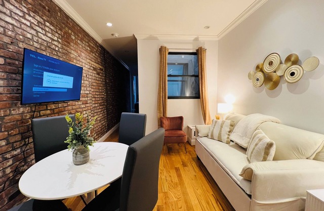 Elevator King Bed 2BR Times Square Luxury Rental