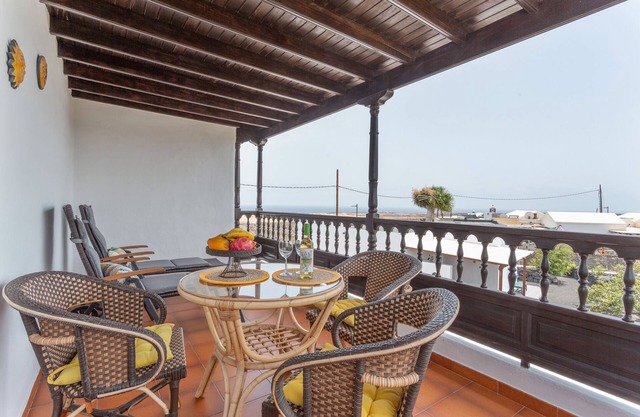 'Elikasa Mala' Holiday Apartment with Sea View, Balcony and Wi-Fi
