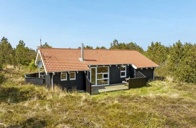 "Elisenda" - 1km from the sea by Interhome