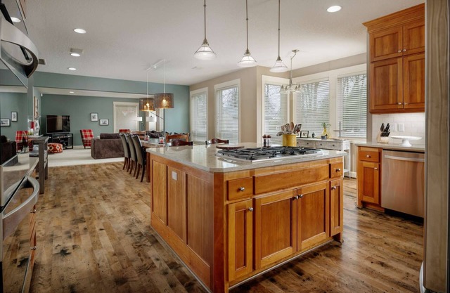 Elite Luxury Near Portland, *Pet Friendly*, Hot Tub, Ping Pong, Game Room, 20 Minutes to Downtown