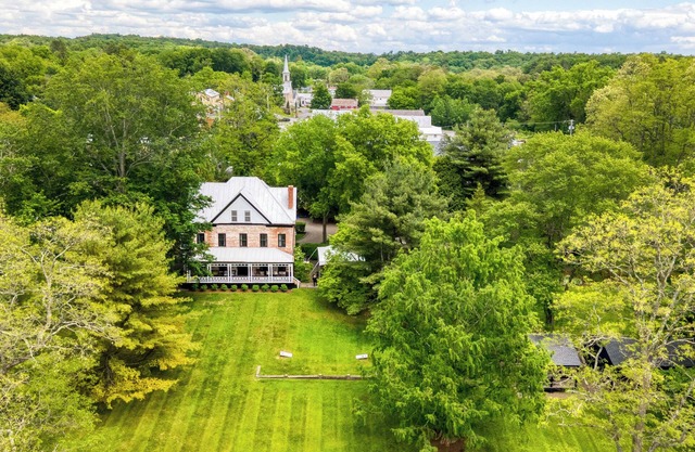 Elizabeth House by AvantStay | Historic Event Manor w/Cabins + Pool | Sleeps 20