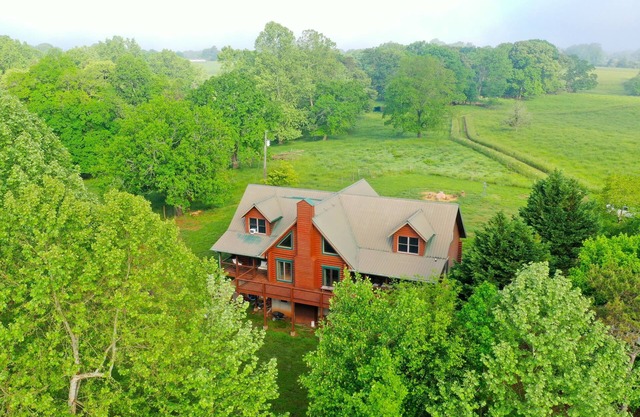 Elk Creek Cabin - 3600 sq ft, 6 acres, end of road easy access, private