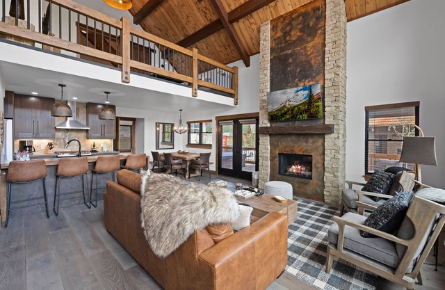 Elk Haven! Two Large Patios, Private Jacuzzi, Indoor/Outdoor Fireplace
