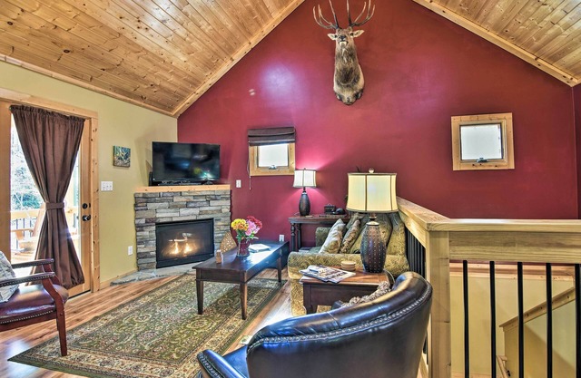 'Elk Path' Cabin w/Hot Tub & Deck Near Asheville!