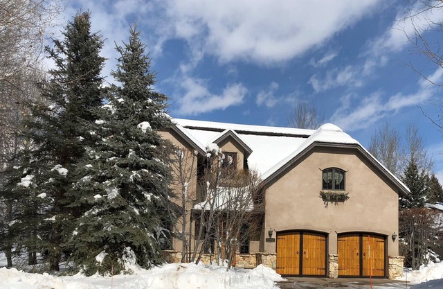 Elkhorn Entertainer! Large Luxury Home, Private Hot Tub, Billiards Room, WiFi AC