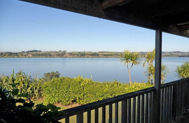 Ella's Estuary Retreat - Kiwi bach with estuary views and close estuary access in peaceful setting