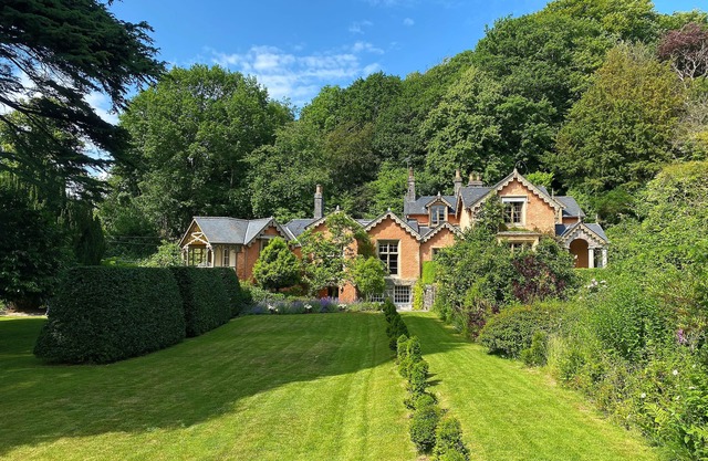 Eller How House - Regency Country House with Gardens and Ornamental Lake