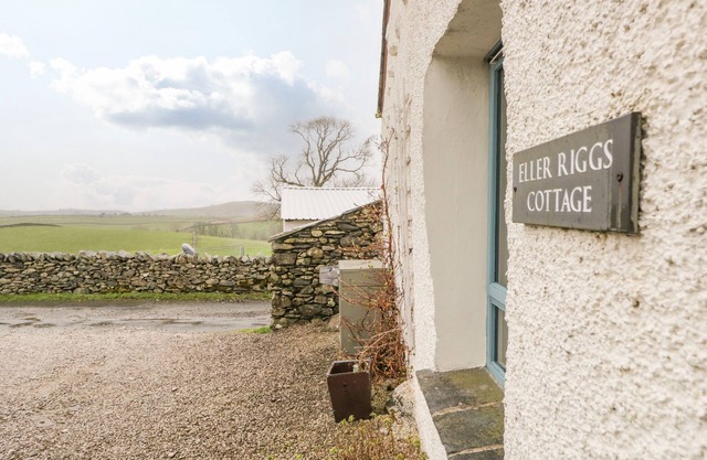 ELLER RIGGS COTTAGE, family friendly, with a garden in Ulverston