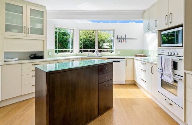 Ellerslie Escape: Family Home with Spa