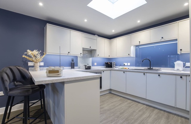 Elliot Oliver - Exquisite 2 Bedroom Apartment With Garden, Parking & EV Charger