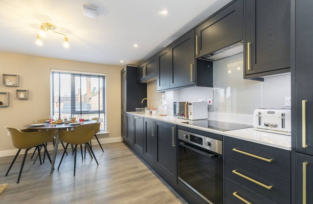 Elliot Oliver - Luxurious 2 Bedroom Apartment With Parking