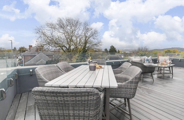 Elliot Oliver - Stunning 3 Bedroom Penthouse With Large Terrace And Parking