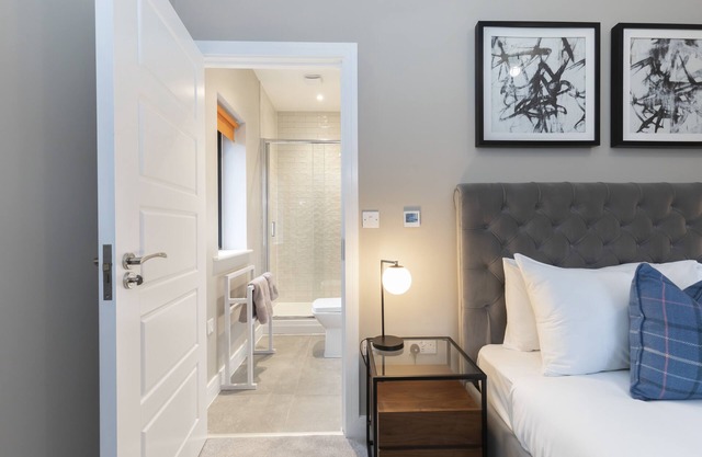 Elliot Oliver - Stylish Loft Style 2 Bedroom Apartment With Parking