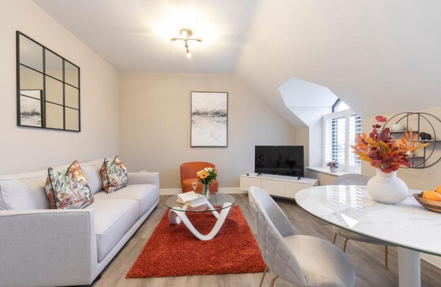 Elliot Oliver - Stylish Loft Style Two Bedroom Apartment With Parking