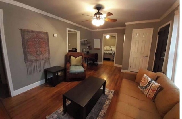 Elm Circle Cozy Cottage walking distance to Downtown.