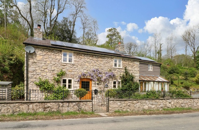 ELM COTTAGE, pet friendly, character holiday cottage in Oswestry