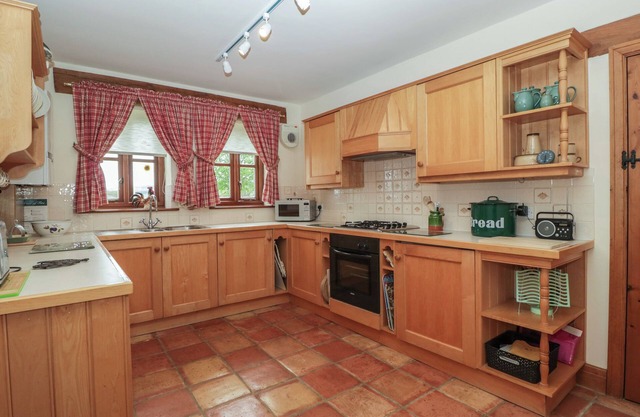 ELM END, family friendly, with a garden in Tewkesbury