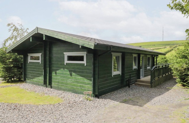ELM LODGE, with hot tub in Ulverston