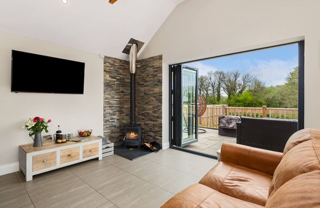 Elm Tree Cottage With Pond View