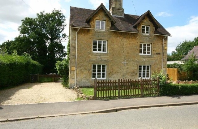 ELM VIEW, pet friendly, character holiday cottage in Chipping Campden