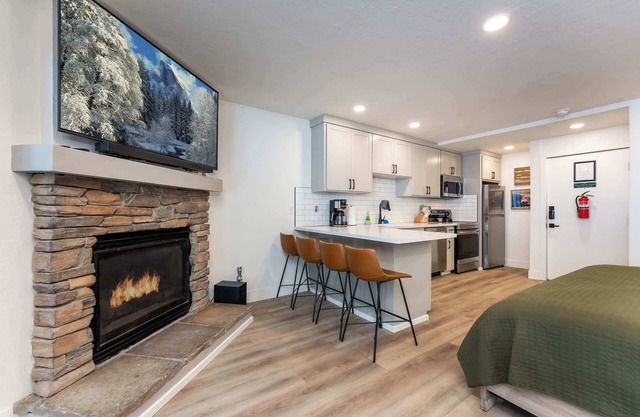 Elmer's Hideout - Fully Renovated Yosemite Escape!