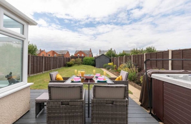 Elmleaze Hot Tub · Modern 3 Bedroom Home in Gloucester with Hot Tub