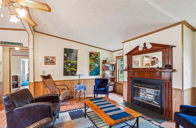 Elmore Escape: 4 br, games galore, firepit, views!