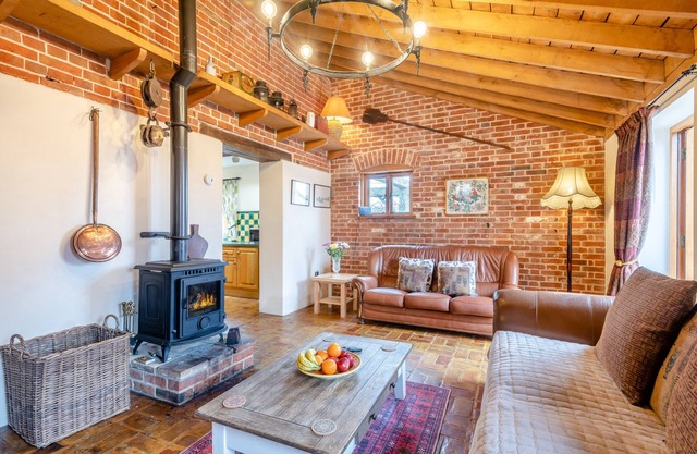 Elms Barn - Six Bedroom House, Sleeps 12