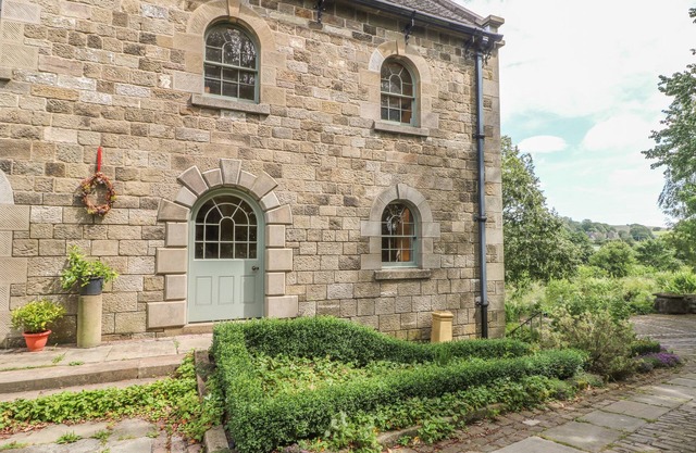 ELMWOOD, romantic, luxury holiday cottage, with a garden in Longnor