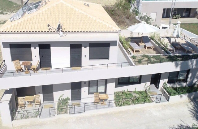 Elsa Modern Apartment One bed with private outdoor seating. Ground level Apt1