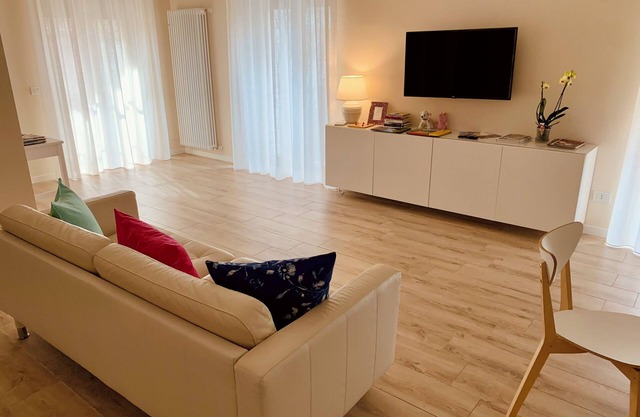 "Elsa" offers rooms with smart TVs and air conditioning. Parking. Free WiFi.