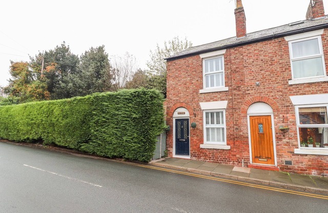 ELV COTTAGE, romantic, with hot tub in Chester