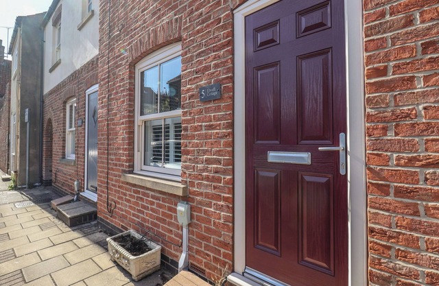 ELWELL COTTAGE, with a garden in Beverley