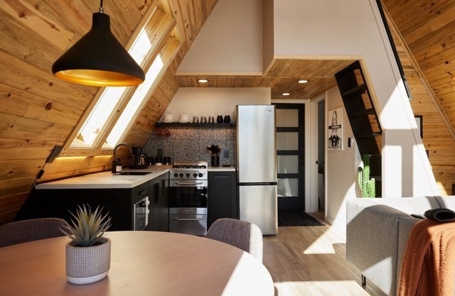 Elwood's A-frame · Modern A-frame w/hot tub + view