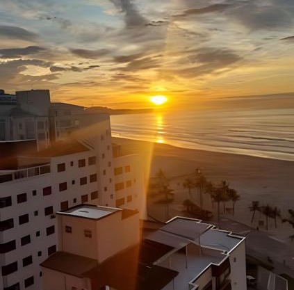 Em frente ao quiosque Ocian na praia, pé na areia