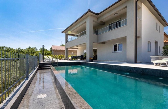 Ema Luxury Villa