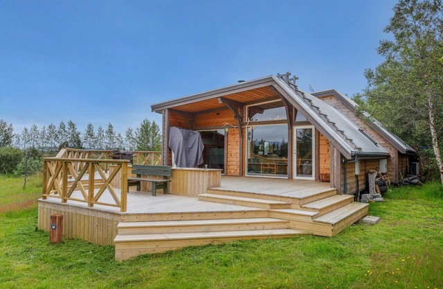Embrace Nature by the River: Hot Tub & Spa Nearby!