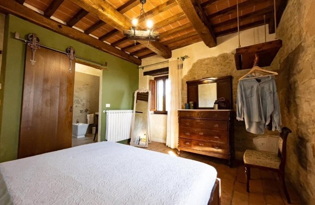 Emerald- Room in old farmhouse with lake view