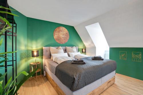 Emerald Design - Historic City Center with Free Parking & Panoramic View by HERO HOMES