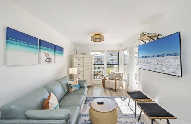 Emerald Gem *Heated Pool & Private Beach Access*