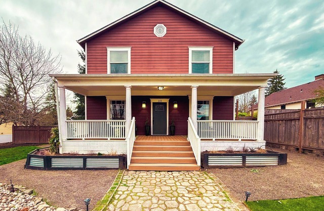 Emerald House - Luxurious and Spacious 6-bedroom house in charming Newberg